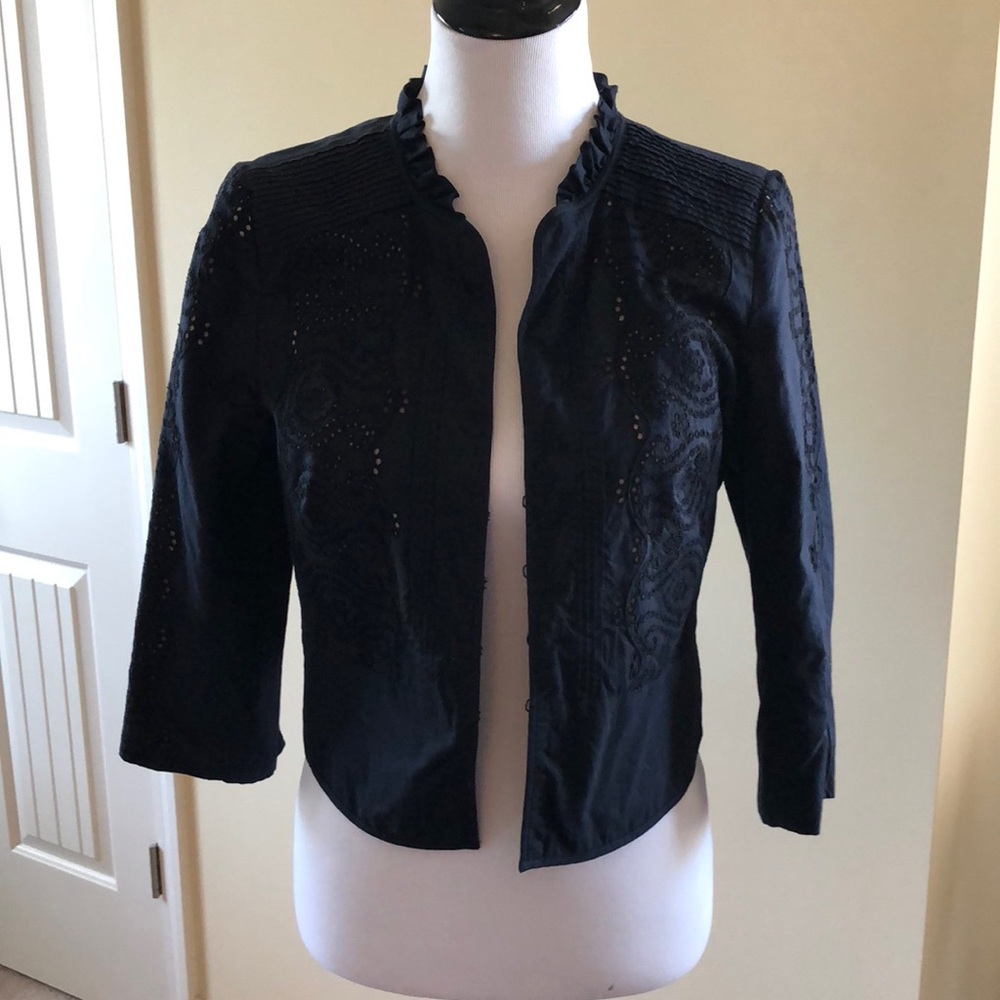 ADORABLE embroidered crop blazer